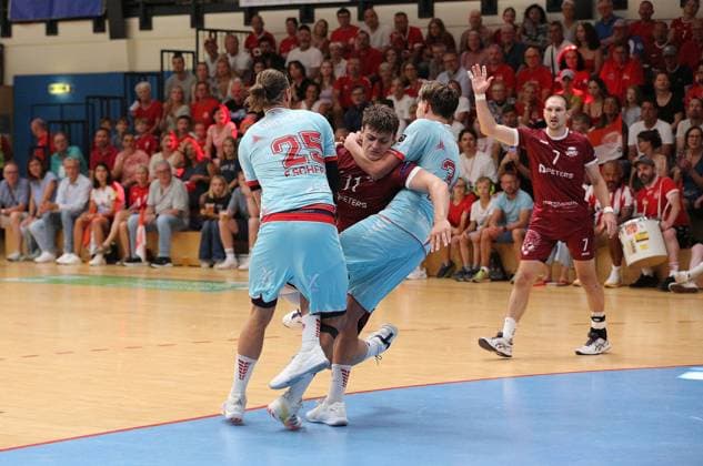 26-07.2026 xmgoodx Offenbach, Handball Männer - 125 Jahre OFC Jubliäumsspiel OFC Kickers gegen MT Melsungen Hofmann, Gero (OFC) gegen Olle Forsell Schefvert (25, MT Melsungen) und Lino Duketis (34, MT Meslsungen) *** July 26, 2026 xmgoodx Offenbach, Men’s Handball: OFC’s 125th Anniversary Match—OFC Kickers vs. MT Melsungen; Gero Hofmann (OFC) vs. Olle Forsell Schefvert (25, MT Melsungen) and Lino Duketis (34), MT Melsungen