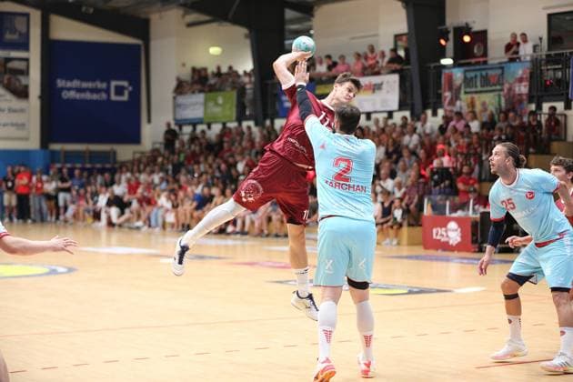 26-07.2026 xmgoodx Offenbach, Handball Männer - 125 Jahre OFC Jubliäumsspiel OFC Kickers gegen MT Melsungen Hofmann, Gero (OFC) gegen Ruben Marchan (2, MT Melsungen) *** July 26, 2026 xmgoodx Offenbach, Men s Handball: OFC s 125th Anniversary Match—OFC Kickers vs. MT Melsungen; Gero Hofmann (OFC) vs. Ruben Marchan 2 (MT Melsungen)