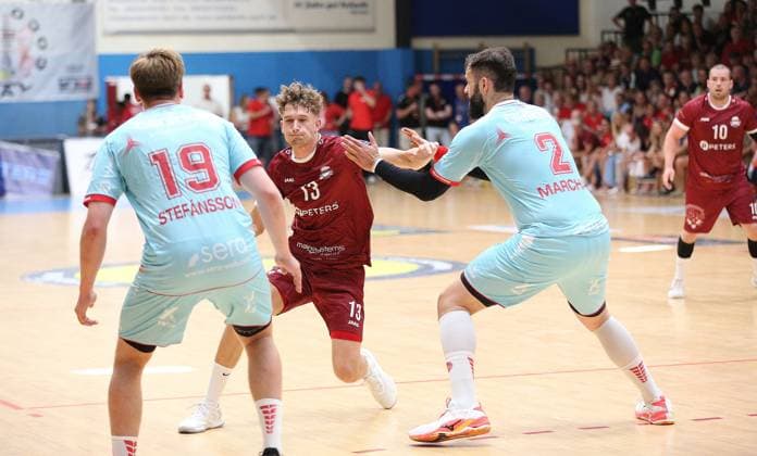 26-07.2026 xmgoodx Offenbach, Handball Männer - 125 Jahre OFC Jubliäumsspiel OFC Kickers gegen MT Melsungen Huesmann, Nils (OC gegen Reynir Thor Stefansson (19, MT Melsungen) und Ruben Marchan (2, MT Melsungen) *** July 26, 2026 xmgoodx Offenbach, Men s Handball: OFC s 125th Anniversary Match—OFC Kickers vs. MT Melsungen; Nils Huesmann (OC) vs. Reynir Thor Stefansson (19, MT Melsungen) and Ruben Marchan (2, MT Melsungen)