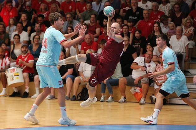 26-07.2026 xmgoodx Offenbach, Handball Männer - 125 Jahre OFC Jubliäumsspiel OFC Kickers gegen MT Melsungen Ritter, Michael OFC) gegen Lino Duketis (34, MT Meslsungen) *** July 26, 2026 xmgoodx Offenbach, Men s Handball: OFC s 125th Anniversary Match—OFC Kickers vs. MT Melsungen Ritter, Michael (OFC) vs. Lino Duketis 34 (MT Melsungen)