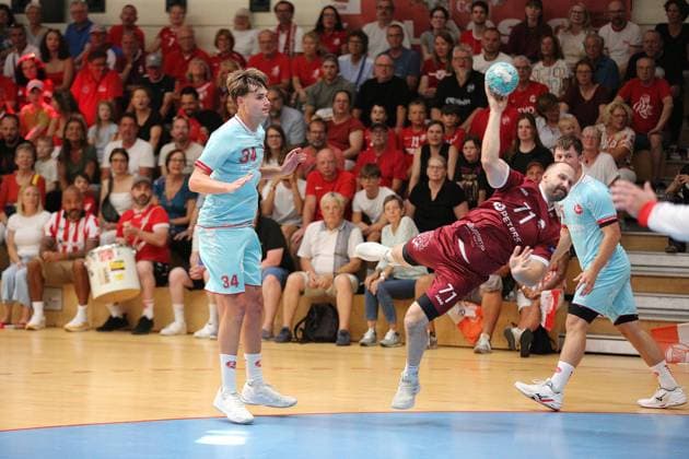26-07.2026 xmgoodx Offenbach, Handball Männer - 125 Jahre OFC Jubliäumsspiel OFC Kickers gegen MT Melsungen Ritter, Michael OFC) gegen Lino Duketis (34, MT Meslsungen) *** July 26, 2026 xmgoodx Offenbach, Men s Handball: OFC s 125th Anniversary Match—OFC Kickers vs. MT Melsungen Ritter, Michael (OFC) vs. Lino Duketis 34 (MT Melsungen)