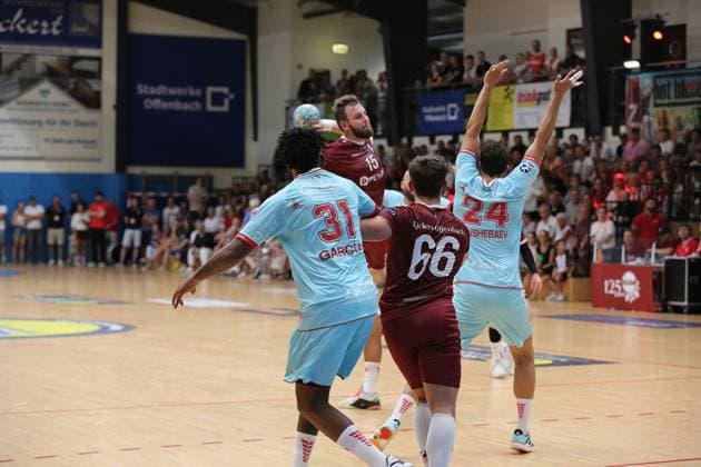 26-07.2026 xmgoodx Offenbach, Handball Männer - 125 Jahre OFC Jubliäumsspiel OFC Kickers gegen MT Melsungen Stenger, Maximilian und Pröse, Sören OFC gegen Dariel Garcia (31, MT Meslungen) und Daniel Dujshebaev (24, MT Melsungen) *** July 26, 2026 xmgoodx Offenbach, Men’s Handball: OFC’s 125th Anniversary Match—OFC Kickers vs. MT Melsungen Stenger, Maximilian Stenger and Sören Pröse, OFC vs. Dariel Garcia (31), MT Melsungen, and Daniel Dujshebaev (24), MT Melsungen