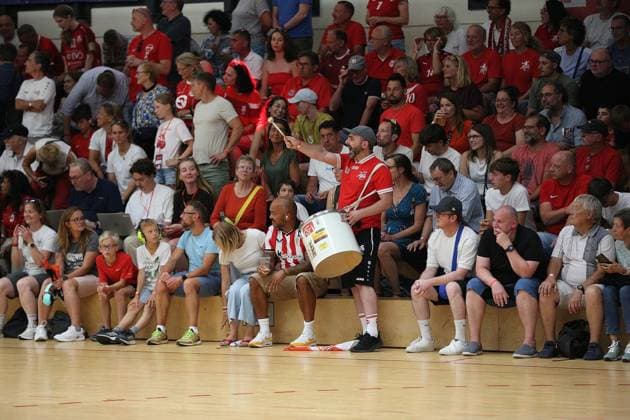 26-07.2026 xmgoodx Offenbach, Handball Männer - 125 Jahre OFC Jubliäumsspiel OFC Kickers gegen MT Melsungen Begeisterter OFC-Fan mit Trommel *** July 26, 2026 xmgoodx Offenbach, Men s Handball: OFC s 125th Anniversary Match—OFC Kickers vs. MT Melsungen—An enthusiastic OFC fan with a drum