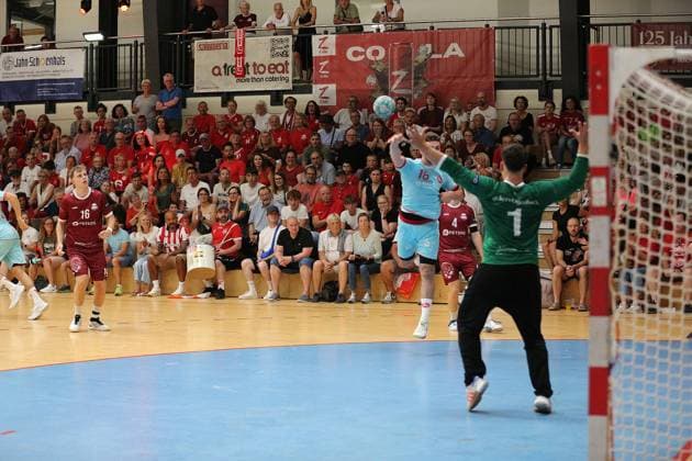 26-07.2026 xmgoodx Offenbach, Handball Männer - 125 Jahre OFC Jubliäumsspiel OFC Kickers gegen MT Melsungen Florian Drosten (18, MT Melsungen)gegen 1gegen Torwwart Hohenberger, Justin OFC *** July 26, 2026 xmgoodx Offenbach, Men s Handball: OFC s 125th Anniversary Match—OFC Kickers vs. MT Melsungen; Florian Drosten 18, MT Melsungen vs. 1 against goalkeeper Hohenberger, Justin OFC