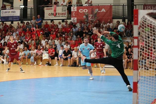 26-07.2026 xmgoodx Offenbach, Handball Männer - 125 Jahre OFC Jubliäumsspiel OFC Kickers gegen MT Melsungen Florian Drosten (18, MT Melsungen)gegen 1gegen Torwwart Hohenberger, Justin OFC *** July 26, 2026 xmgoodx Offenbach, Men s Handball: OFC s 125th Anniversary Match—OFC Kickers vs. MT Melsungen; Florian Drosten 18, MT Melsungen vs. 1 against goalkeeper Hohenberger, Justin OFC