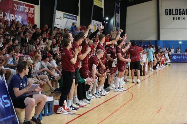 26-07.2026 xmgoodx Offenbach, Handball Männer - 125 Jahre OFC Jubliäumsspiel OFC Kickers gegen MT Melsungen Begeisterung bei Fans und Betreuern *** July 26, 2026 xmgoodx Offenbach, Men s Handball: OFC s 125th Anniversary Match—OFC Kickers vs. MT Melsungen—Fans and Coaches Thrilled