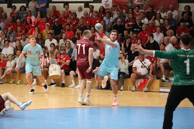 26-07.2026 xmgoodx Offenbach, Handball Männer - 125 Jahre OFC Jubliäumsspiel OFC Kickers gegen MT Melsungen Johannes Golla (14, MT Meslungen) gegen 1gegen Torwwart Hohenberger, Justin OFC *** July 26, 2026 xmgoodx Offenbach, Men s Handball: OFC s 125th Anniversary Match—OFC Kickers vs. MT Melsungen; Johannes Golla 14, MT Melsungen vs. OFC, with goalkeeper Hohenberger and Justin