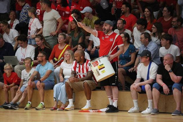 26-07.2026 xmgoodx Offenbach, Handball Männer - 125 Jahre OFC Jubliäumsspiel OFC Kickers gegen MT Melsungen Begeisterter OFC-Fan mit Trommel *** July 26, 2026 xmgoodx Offenbach, Men s Handball: OFC s 125th Anniversary Match—OFC Kickers vs. MT Melsungen—An enthusiastic OFC fan with a drum