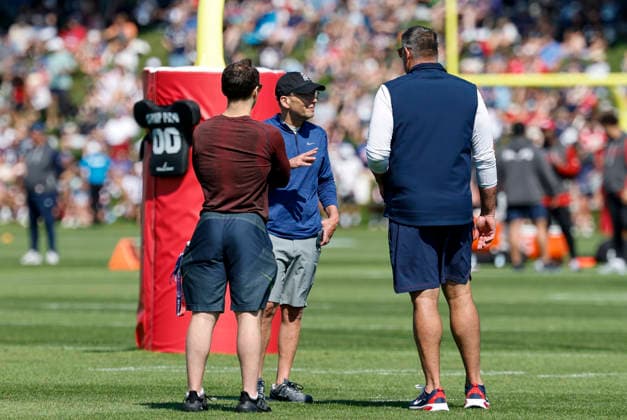 FOXBOROUGH, MA - JULY 26: New England Patriots president Jonathan Kraft speaks with New England Patriots head coach Mike Vrabel during New England Patriots Training Camp on July 26, 2026, at Gillette Stadium in Foxborough, Massachusetts. (Photo by Fred Kfoury III Icon Sportswire) NFL, American Football Herren, USA JUL 26 Patriots Training Camp EDITORIAL USE ONLY Icon482260726001