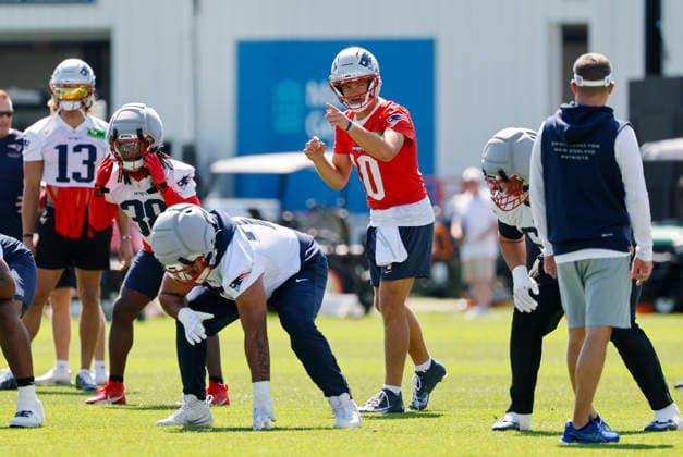 FOXBOROUGH, MA - JULY 26: New England Patriots offensive coordinator Josh McDaniels looks on as Drake Maye 10 of the New England Patriots calls signals during New England Patriots Training Camp on July 26, 2026, at Gillette Stadium in Foxborough, Massachusetts. (Photo by Fred Kfoury III Icon Sportswire) NFL, American Football Herren, USA JUL 26 Patriots Training Camp EDITORIAL USE ONLY Icon482260726002