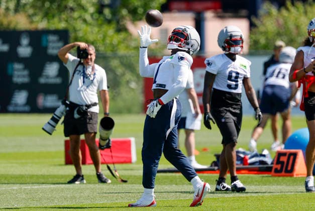 FOXBOROUGH, MA - JULY 26: A.J. Brown 1 of the New England Patriots makes a one-handed catch during New England Patriots Training Camp on July 26, 2026, at Gillette Stadium in Foxborough, Massachusetts. (Photo by Fred Kfoury III Icon Sportswire) NFL, American Football Herren, USA JUL 26 Patriots Training Camp EDITORIAL USE ONLY Icon482260726006