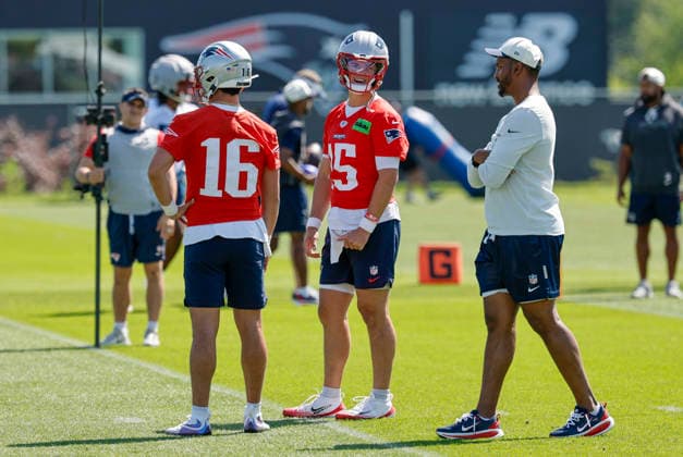 FOXBOROUGH, MA - JULY 26: Behren Morton 15 of the New England Patriots chats with New England Patriots quarterbacks coach Ashton Grant during New England Patriots Training Camp on July 26, 2026, at Gillette Stadium in Foxborough, Massachusetts. (Photo by Fred Kfoury III Icon Sportswire) NFL, American Football Herren, USA JUL 26 Patriots Training Camp EDITORIAL USE ONLY Icon482260726010