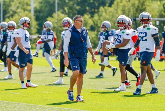FOXBOROUGH, MA - JULY 26: New England Patriots head coach Mike Vrabel speaks with the team during New England Patriots Training Camp on July 26, 2026, at Gillette Stadium in Foxborough, Massachusetts. (Photo by Fred Kfoury III Icon Sportswire) NFL, American Football Herren, USA JUL 26 Patriots Training Camp EDITORIAL USE ONLY Icon482260726013