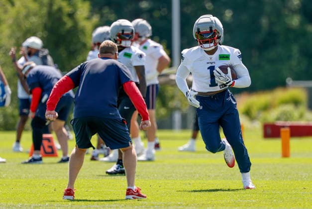 FOXBOROUGH, MA - JULY 26: A.J. Brown 1 of the New England Patriots runs at New England Patriots wide receivers coach Todd Downing during New England Patriots Training Camp on July 26, 2026, at Gillette Stadium in Foxborough, Massachusetts. (Photo by Fred Kfoury III Icon Sportswire) NFL, American Football Herren, USA JUL 26 Patriots Training Camp EDITORIAL USE ONLY Icon482260726003
