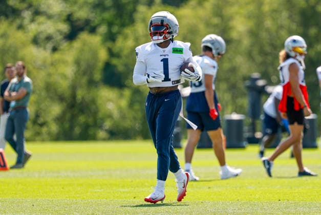 FOXBOROUGH, MA - JULY 26: A.J. Brown 1 of the New England Patriots carries during New England Patriots Training Camp on July 26, 2026, at Gillette Stadium in Foxborough, Massachusetts. (Photo by Fred Kfoury III Icon Sportswire) NFL, American Football Herren, USA JUL 26 Patriots Training Camp EDITORIAL USE ONLY Icon482260726004