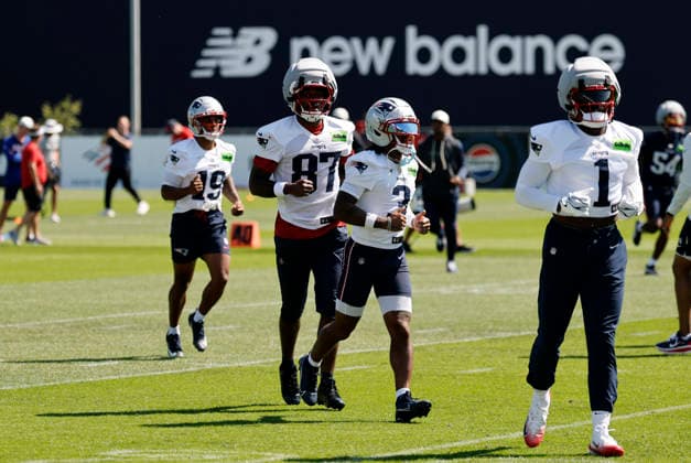 FOXBOROUGH, MA - JULY 26: Patriot receivers head for a new drill during New England Patriots Training Camp on July 26, 2026, at Gillette Stadium in Foxborough, Massachusetts. (Photo by Fred Kfoury III Icon Sportswire) NFL, American Football Herren, USA JUL 26 Patriots Training Camp EDITORIAL USE ONLY Icon482260726011