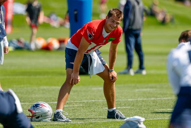 FOXBOROUGH, MA - JULY 26: Drake Maye 10 of the New England Patriots leads stretching during New England Patriots Training Camp on July 26, 2026, at Gillette Stadium in Foxborough, Massachusetts. (Photo by Fred Kfoury III Icon Sportswire) NFL, American Football Herren, USA JUL 26 Patriots Training Camp EDITORIAL USE ONLY Icon482260726014