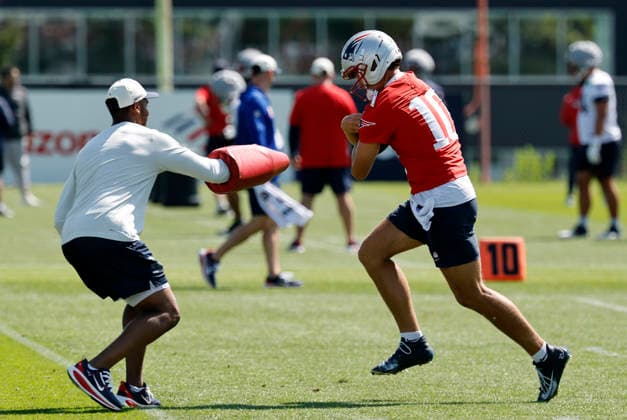 FOXBOROUGH, MA - JULY 26: Drake Maye 10 of the New England Patriots covers up as New England Patriots quarterbacks coach Ashton Grant tries to strip the ball during New England Patriots Training Camp on July 26, 2026, at Gillette Stadium in Foxborough, Massachusetts. (Photo by Fred Kfoury III Icon Sportswire) NFL, American Football Herren, USA JUL 26 Patriots Training Camp EDITORIAL USE ONLY Icon482260726018