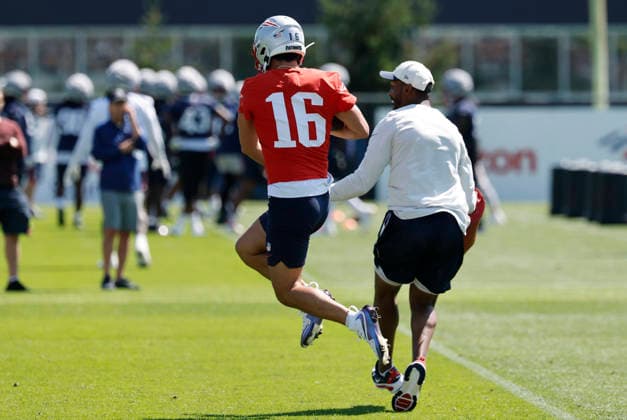FOXBOROUGH, MA - JULY 26: Tommy DeVito 16 of the New England Patriots avoids New England Patriots quarterbacks coach Ashton Grant during New England Patriots Training Camp on July 26, 2026, at Gillette Stadium in Foxborough, Massachusetts. (Photo by Fred Kfoury III Icon Sportswire) NFL, American Football Herren, USA JUL 26 Patriots Training Camp EDITORIAL USE ONLY Icon482260726020