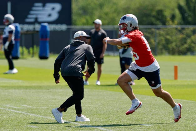 FOXBOROUGH, MA - JULY 26: Behren Morton 15 of the New England Patriots carries during New England Patriots Training Camp on July 26, 2026, at Gillette Stadium in Foxborough, Massachusetts. (Photo by Fred Kfoury III Icon Sportswire) NFL, American Football Herren, USA JUL 26 Patriots Training Camp EDITORIAL USE ONLY Icon482260726021