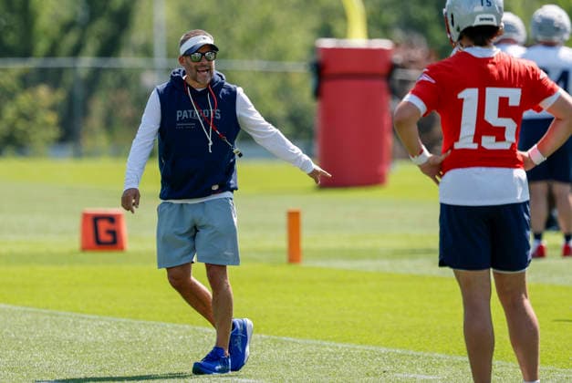 FOXBOROUGH, MA - JULY 26: New England Patriots offensive coordinator Josh McDaniels demonstrates for Behren Morton 15 of the New England Patriots during New England Patriots Training Camp on July 26, 2026, at Gillette Stadium in Foxborough, Massachusetts. (Photo by Fred Kfoury III Icon Sportswire) NFL, American Football Herren, USA JUL 26 Patriots Training Camp EDITORIAL USE ONLY Icon482260726023