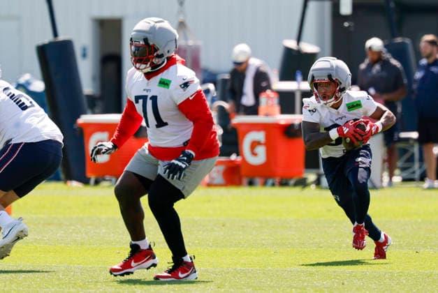 FOXBOROUGH, MA - JULY 26: Mike Onwenu 71 of the New England Patriots blocks for TreVeyon Henderson 32 of the New England Patriots during New England Patriots Training Camp on July 26, 2026, at Gillette Stadium in Foxborough, Massachusetts. (Photo by Fred Kfoury III Icon Sportswire) NFL, American Football Herren, USA JUL 26 Patriots Training Camp EDITORIAL USE ONLY Icon482260726024