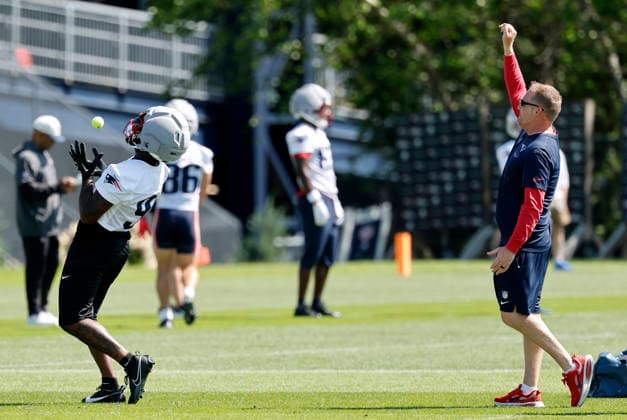FOXBOROUGH, MA - JULY 26: New England Patriots wide receivers coach Todd Downing runs an over the shoulder drill with Kayshon Boutte 9 of the New England Patriots during New England Patriots Training Camp on July 26, 2026, at Gillette Stadium in Foxborough, Massachusetts. (Photo by Fred Kfoury III Icon Sportswire) NFL, American Football Herren, USA JUL 26 Patriots Training Camp EDITORIAL USE ONLY Icon482260726027