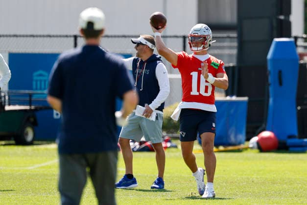 FOXBOROUGH, MA - JULY 26: Tommy DeVito 16 of the New England Patriots throws during New England Patriots Training Camp on July 26, 2026, at Gillette Stadium in Foxborough, Massachusetts. (Photo by Fred Kfoury III Icon Sportswire) NFL, American Football Herren, USA JUL 26 Patriots Training Camp EDITORIAL USE ONLY Icon482260726029