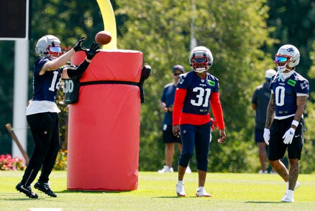 FOXBOROUGH, MA - JULY 26: Robert Spillane 14 of the New England Patriots grabs a pass as Kevin Byard III 31 of the New England Patriots and Christian Gonzalez 0 of the New England Patriots wait their turn during New England Patriots Training Camp on July 26, 2026, at Gillette Stadium in Foxborough, Massachusetts. (Photo by Fred Kfoury III Icon Sportswire) NFL, American Football Herren, USA JUL 26 Patriots Training Camp EDITORIAL USE ONLY Icon482260726031