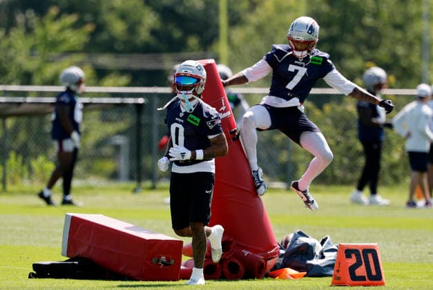 FOXBOROUGH, MA - JULY 26: Christian Gonzalez 0 of the New England Patriots and Carlton Davis III 7 of the New England Patriots head for a new drill during New England Patriots Training Camp on July 26, 2026, at Gillette Stadium in Foxborough, Massachusetts. (Photo by Fred Kfoury III Icon Sportswire) NFL, American Football Herren, USA JUL 26 Patriots Training Camp EDITORIAL USE ONLY Icon482260726033