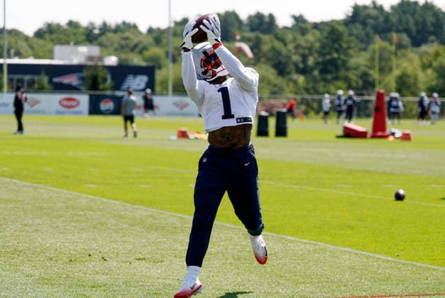 FOXBOROUGH, MA - JULY 26: A.J. Brown 1 of the New England Patriots hauls in a bomb during New England Patriots Training Camp on July 26, 2026, at Gillette Stadium in Foxborough, Massachusetts. (Photo by Fred Kfoury III Icon Sportswire) NFL, American Football Herren, USA JUL 26 Patriots Training Camp EDITORIAL USE ONLY Icon482260726035