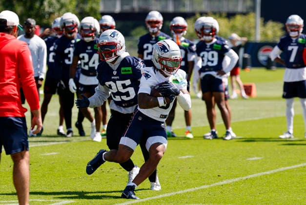 FOXBOROUGH, MA - JULY 26: DeMario Douglas 3 of the New England Patriots slips by Marcus Jones 25 of the New England Patriotss during New England Patriots Training Camp on July 26, 2026, at Gillette Stadium in Foxborough, Massachusetts. (Photo by Fred Kfoury III Icon Sportswire) NFL, American Football Herren, USA JUL 26 Patriots Training Camp EDITORIAL USE ONLY Icon482260726037