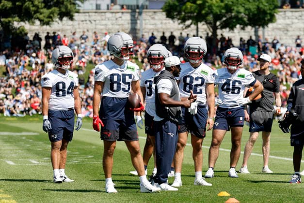 FOXBOROUGH, MA - JULY 26: New England Patriots tight ends passing game coordinator Thomas Brown works with the tight ends during New England Patriots Training Camp on July 26, 2026, at Gillette Stadium in Foxborough, Massachusetts. (Photo by Fred Kfoury III Icon Sportswire) NFL, American Football Herren, USA JUL 26 Patriots Training Camp EDITORIAL USE ONLY Icon482260726040