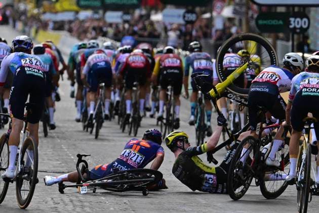 Tour de France 2026 Stage 21 PARIS CHAMPS-ELYSEES, FRANCE - JULY 26 : crash of Bittner Pavel (CZE) of Team Picnic PostNL, Hagenes Per Strand (NOR) of Team Visma Lease a Bike during stage 21 of the 113rd edition of Tour de France an UCI World Tour 2.UWT cycling road race stage for Men Elite of 130 km with start in Thoiry and finish in Paris Champs-Elysees on July 26, 2026 in Paris Champs-Elysees, France, 26 07 2026 Paris Champs-Elysees France  Copyright: xBernardxPaponx