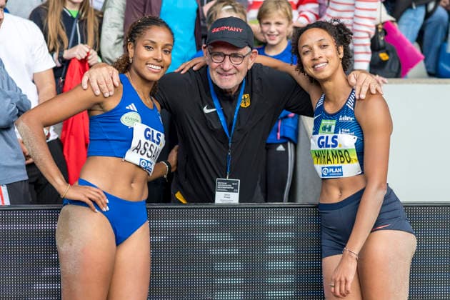 Deutsche Leichtathletik-Meisterschaften; Bochum-Wattenscheid, 26.07.2026 Deutsche Weitsprung-Meisterin Mikaelle Assani (Karlsruher SC), Trainer Ulrich Knapp, die zweitplatzierte Malaika Mihambo (LG Kurpfalz); Deutsche Leichtathletik-Meisterschaften am 26.07.2026 im Lorheide-Stadion, Bochum-Wattenscheid (Nordrhein-Westfalen). *** German Track and Field Championships, Bochum-Wattenscheid, July 26, 2026: German Long Jump Champion Mikaelle Assani of Karlsruher SC, coached by Ulrich Knapp, and runner-up Malaika Mihambo of LG Kurpfalz at the German Track and Field Championships on July 26, 2026, at Lorheide Stadium, Bochum-Wattenscheid, North Rhine-Westphalia Copyright: xBEAUTIFULxSPORTS AxelxKohringx