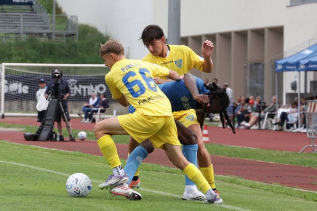 SOCCER - Friendly Match - Napoli vs. Carrarese Photo by IPA ABACAPRESS.COM87021765 - Napoli s Cameroonian midfielder Andre Frank Zambo Anguissa battles for the ball with Pietro Pinelli during a friendly match between SSC Napoli and Carrarese at SSC Napoli s 2026-27 preseason training camp in Val di Sole, Trentino, Dimaro Folgarida, on July 26, 2026. Dimaro Italy  Copyright: xIPAxSport ABACAx