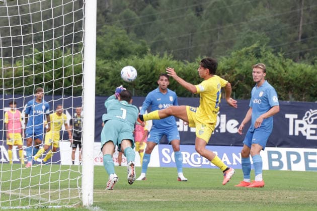 SOCCER - Friendly Match - Napoli vs. Carrarese Photo by IPA ABACAPRESS.COM87021770 - Fabio Ruggeri battles for the ball with Napoli s Italian goalkeeper Alex Meret during the friendly match between SSC Napoli and Carrarese at SSC Napoli s 2026-27 preseason training camp in Val di Sole, Trentino, Dimaro Folgarida, on July 26, 2026. Dimaro Italy  Copyright: xIPAxSport ABACAx