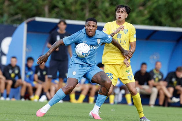 SOCCER - Friendly Match - Napoli vs. Carrarese Photo by IPA ABACAPRESS.COM87021809 - SSC Napoli Italian midfielder Michael Folorunsho battles for the ball with Filippo Liberali during the friendly match between SSC Napoli and Carrarese at SSC Napoli s 2026-27 preseason training camp in Val di Sole, Trentino, Dimaro Folgarida, on July 26, 2026. Dimaro Italy  Copyright: xIPAxSport ABACAx