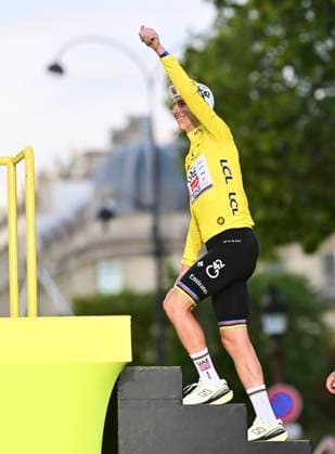 Tour de France 2026 Stage 21 PARIS CHAMPS-ELYSEES, FRANCE - JULY 26 : Pogacar Tadej (SLO) of UAE Team Emirates - XRG pictured with the yellow jersey during the podium ceremony of stage 21 of the 113rd edition of Tour de France an UCI World Tour 2.UWT cycling road race stage for Men Elite of 130 km with start in Thoiry and finish in Paris Champs-Elysees on July 26, 2026 in Paris Champs-Elysees, France, 26 07 2026 Paris Champs-Elysees France  Copyright: xPeterxDexVoechtx
