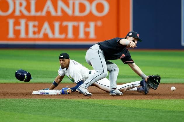 Sport Bilder des Tages July 26, 2026, St. Petersburg, Florida, USA: Tampa Bay Rays left fielder Chandler Simpson (14) safely steals second base, while Cleveland Guardians shortstop Brayan Rocchio (4) attempts to tag him out during the fifth inning at Tropicana Field on Sunday, July 26, 2026, in St. Petersburg. St. Petersburg USA - ZUMAs70_ 0862717767st Copyright: xJeffereexWoox