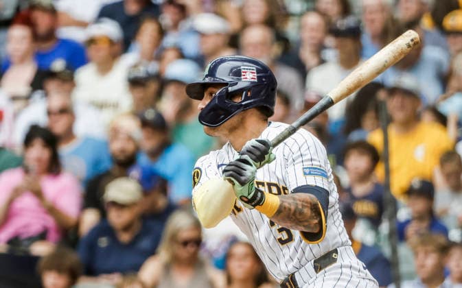 Milwaukee Brewers third baseman Joey Ortiz hits a triple in the second inning of the MLB, Baseball Herren, USA game between the Colorado Rockies and the Milwaukee Brewers at American Family Field in Milwaukee, Wisconsin on Sunday July 26, 2026.  MIL20260726810 TANNENxMAURY
