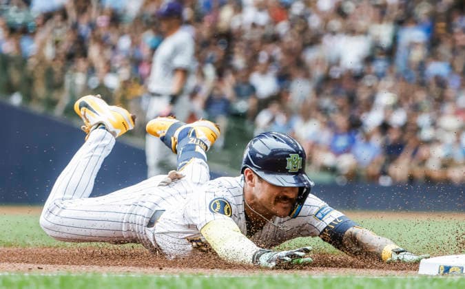 Sport Bilder des Tages Milwaukee Brewers third baseman Joey Ortiz dives into third base after hitting a triple in the second inning of the MLB, Baseball Herren, USA game between the Colorado Rockies and the Milwaukee Brewers at American Family Field in Milwaukee, Wisconsin on Sunday July 26, 2026.  MIL20260726812 TANNENxMAURY