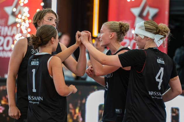 SVD 49 Dortmund (orange) gegen Wedel (schwarz) - Finale Frauen - 3x3 Basketball - Die Finals 2026 (26.07.2026, Neues Rathaus (Hannover, GER), *** SVD 49 Dortmund (orange) vs. Wedel (black) Women s 3x3 Basketball Final, The Finals 2026, July 26, 2026, New City Hall, Hanover, GER, Copyright: xJanxGuentherx