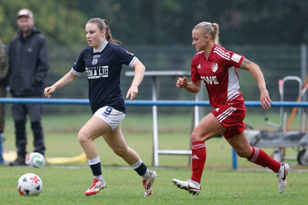 v.li.: Marleen Kropp (SV Meppen, 9) und Aylin Rewohl (SpVg Aurich, 27) im Zweikampf, Duell, Dynamik, Aktion, Action, Spielszene, 26.07.2026, Lastrup (Deutschland), Fussball, Testspiel Frauen, SpVg Aurich - SV Meppen *** From left: Marleen Kropp (SV Meppen), 9, and Aylin Rewohl (SpVg Aurich), 27, in a one-on-one battle; duel; dynamic play; action; game scene; July 26, 2026, Lastrup, Germany, soccer, women’s friendly match, SpVg Aurich vs. SV Meppen xobx