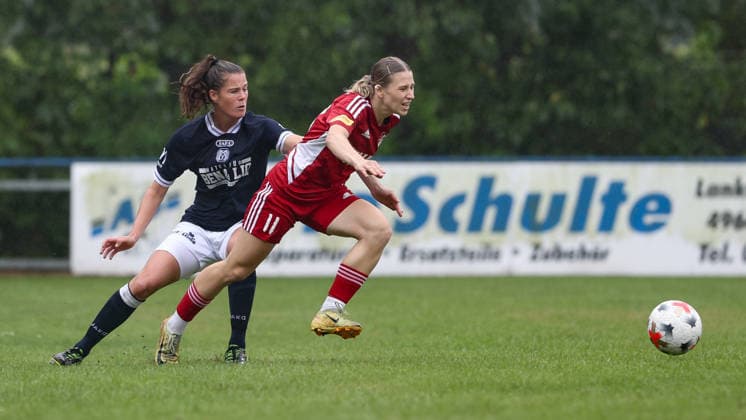 v.li.: Chantal Schouwstra (SV Meppen, 20) und Alina Vogel (SpVg Aurich, 11) im Zweikampf, Duell, Dynamik, Aktion, Action, Spielszene, 26.07.2026, Lastrup (Deutschland), Fussball, Testspiel Frauen, SpVg Aurich - SV Meppen *** From left: Chantal Schouwstra (SV Meppen), 20, and Alina Vogel (SpVg Aurich), 11, in a one-on-one battle; duel; dynamic play; action; game scene; July 26, 2026, Lastrup, Germany, soccer, women’s friendly match, SpVg Aurich vs. SV Meppen xobx