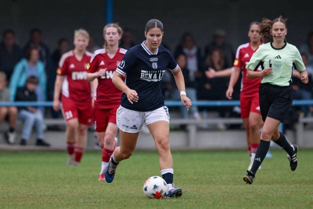 Anouk Blaschka (SV Meppen, 10) am Ball, Einzelbild, Ganzkörper, Aktion, Action, Spielszene, 26.07.2026, Lastrup (Deutschland), Fussball, Testspiel Frauen, SpVg Aurich - SV Meppen *** Anouk Blaschka, SV Meppen, No. 10 with the ball, single shot, full-body, action, game scene, July 26, 2026, Lastrup, Germany, soccer, women s friendly match, SpVg Aurich vs. SV Meppen xobx