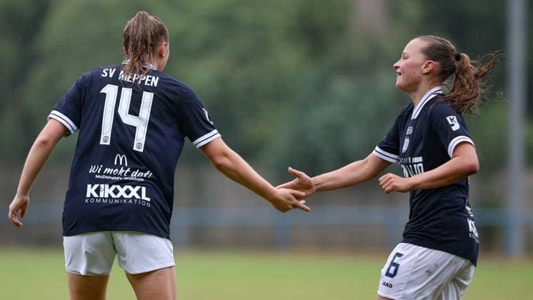 v.li.: Bente Bode (SV Meppen, 14) und Torschützin Lilly Bartke (SV Meppen, 6) mit Torjubel, Jubel, jubeln, jubelt, optimistisch, Spielszene, Highlight, Freude über das Tor zum 0:3, 26.07.2026, Lastrup (Deutschland), Fussball, Testspiel Frauen, SpVg Aurich - SV Meppen *** From left: Bente Bode (SV Meppen), 14, and goal scorer Lilly Bartke (SV Meppen), 6, celebrating the goal, celebration, cheering, optimistic, game scene, highlight, joy over the goal making it 0–3, July 26, 2026, Lastrup, Germany, soccer, women’s friendly match, SpVg Aurich vs. SV Meppen xobx