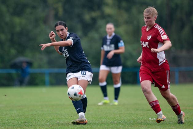 v.li.: Rahel Lang (SV Meppen, 16) und Mareike Assing (SpVg Aurich, 21) im Zweikampf, Duell, Dynamik, Aktion, Action, Spielszene, 26.07.2026, Lastrup (Deutschland), Fussball, Testspiel Frauen, SpVg Aurich - SV Meppen *** From left: Rahel Lang (SV Meppen), 16, and Mareike Assing (SpVg Aurich), 21, in a one-on-one battle; duel; dynamic play; action; game scene; July 26, 2026, Lastrup, Germany, soccer, women’s friendly match, SpVg Aurich vs. SV Meppen xobx