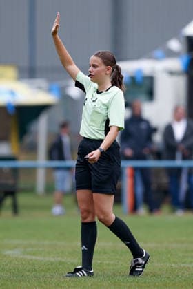 Schiedsrichterin Lina Stammermann stikuliert, mit den Armen gestikulieren, 26.07.2026, Lastrup (Deutschland), Fussball, Testspiel Frauen, SpVg Aurich - SV Meppen *** Referee Lina Stammermann gesturing with her arms, July 26, 2026, Lastrup, Germany, soccer, women s friendly match, SpVg Aurich vs. SV Meppen xobx