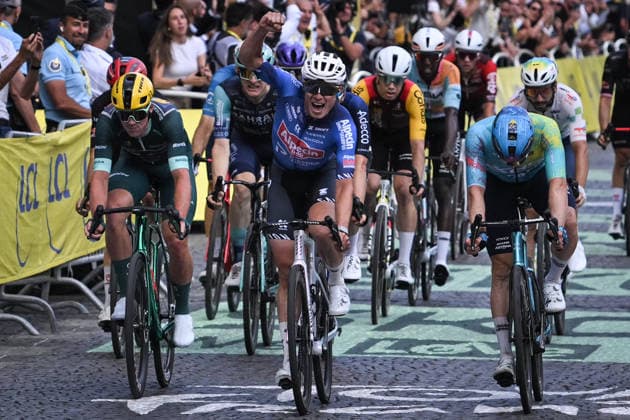 Tour de France arrival in Paris FA Mathieu Van Der Poel reacts as cyclists arrive at the finish line during the 21st step of the Tour de France at the Champs-Elysees in Paris on July 26, 2026. Photo by Firas Abdullah ABACAPRESS.COM Paris Ile-de-France France  Copyright: xAbdullahxFiras ABACAx